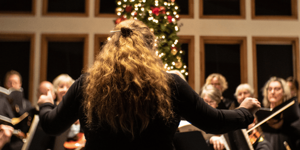 Stephanie Helleckson conducts the North Fork Community Chorus